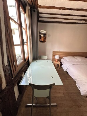 1 habitación, escritorio, tabla de planchar con plancha y cuna de viaje 