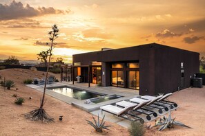 A modern house with a swimming pool, outdoor seating, and a desert landscape. - M House by Fieldtrip - Modern Oasis w/ Pool & Spa (Joshua Tree)