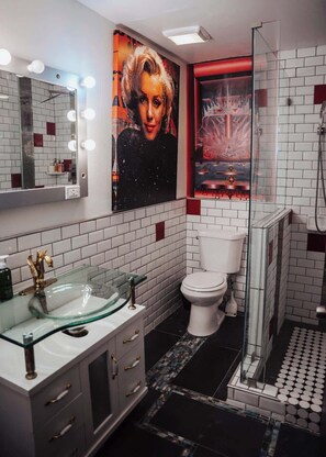 Douche, sèche-cheveux, serviettes fournies, shampoing