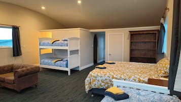 5 bedrooms, travel cot, Internet, bed sheets