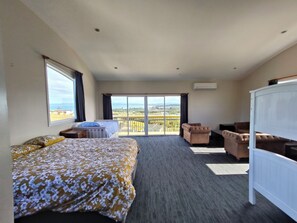 5 bedrooms, WiFi, bed sheets - Ridgeview Retreat with Stunning Ocean Views, Ridgeview Retreat at Karikari Peninsula (Karikari Peninsula)