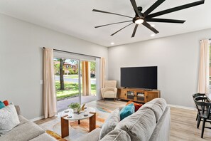 Smart TV - Regal Palms Gem | 4 bed, 3.5 bath | Near Attractions | Townhome (Davenport)