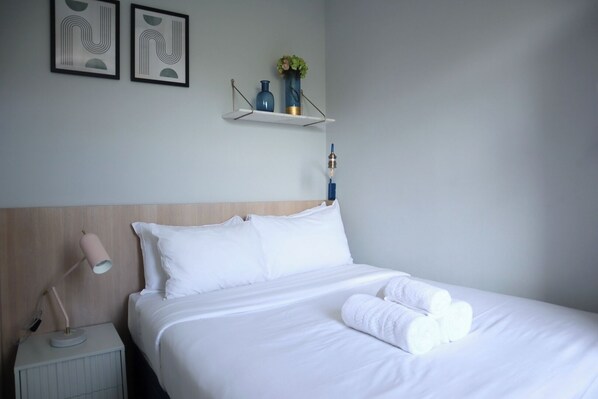 1 chambre, bureau, fer et planche à repasser, lit de bébé portatif