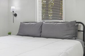 2 bedrooms, desk, iron/ironing board, WiFi