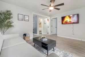 TV - Spartanburg Home w/ BBQ Grill, Fire Pit & King Size Bed (Spartanburg)