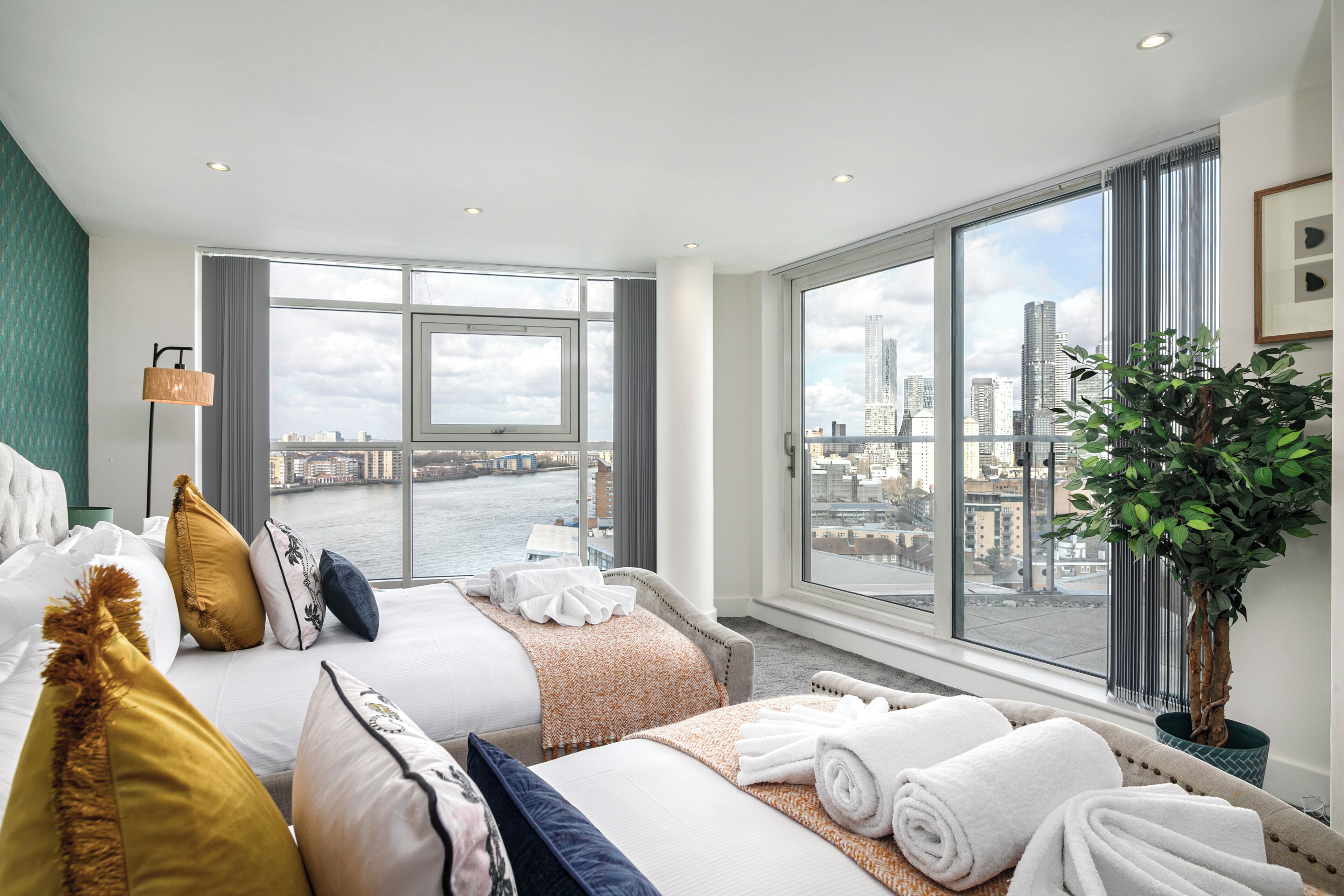 2 makuuhuonetta, työpöytä, silitysrauta/-lauta, vauvan matkasänky