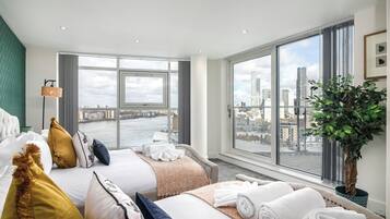 2 sovrum, skrivbord, strykjärn/strykbräda och resesäng