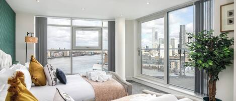 2 室のベッドルーム、デスク、アイロン / アイロン台、旅行用ベビーベッド