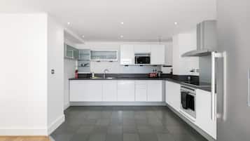 Jääkaappi, mikroaaltouuni, uuni, liesi