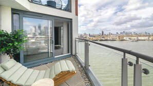 Property grounds - Stunning Thames View 2BR Apartment 2 Baths 2 Balconies Sleeps 6 (Greater London)