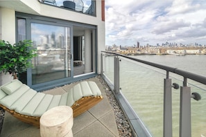 Unclassified image, 2 of 44, button - Stunning Thames View 2BR Apartment 2 Baths 2 Balconies Sleeps 6 (Greater London)