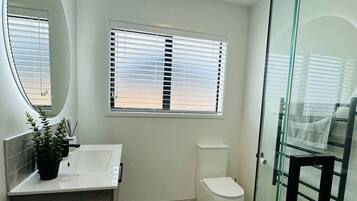 Douche, sèche-cheveux, serviettes fournies, savon