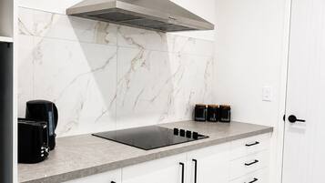 Microondas y placa de cocina
