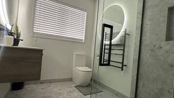 Douche, sèche-cheveux, serviettes fournies, savon