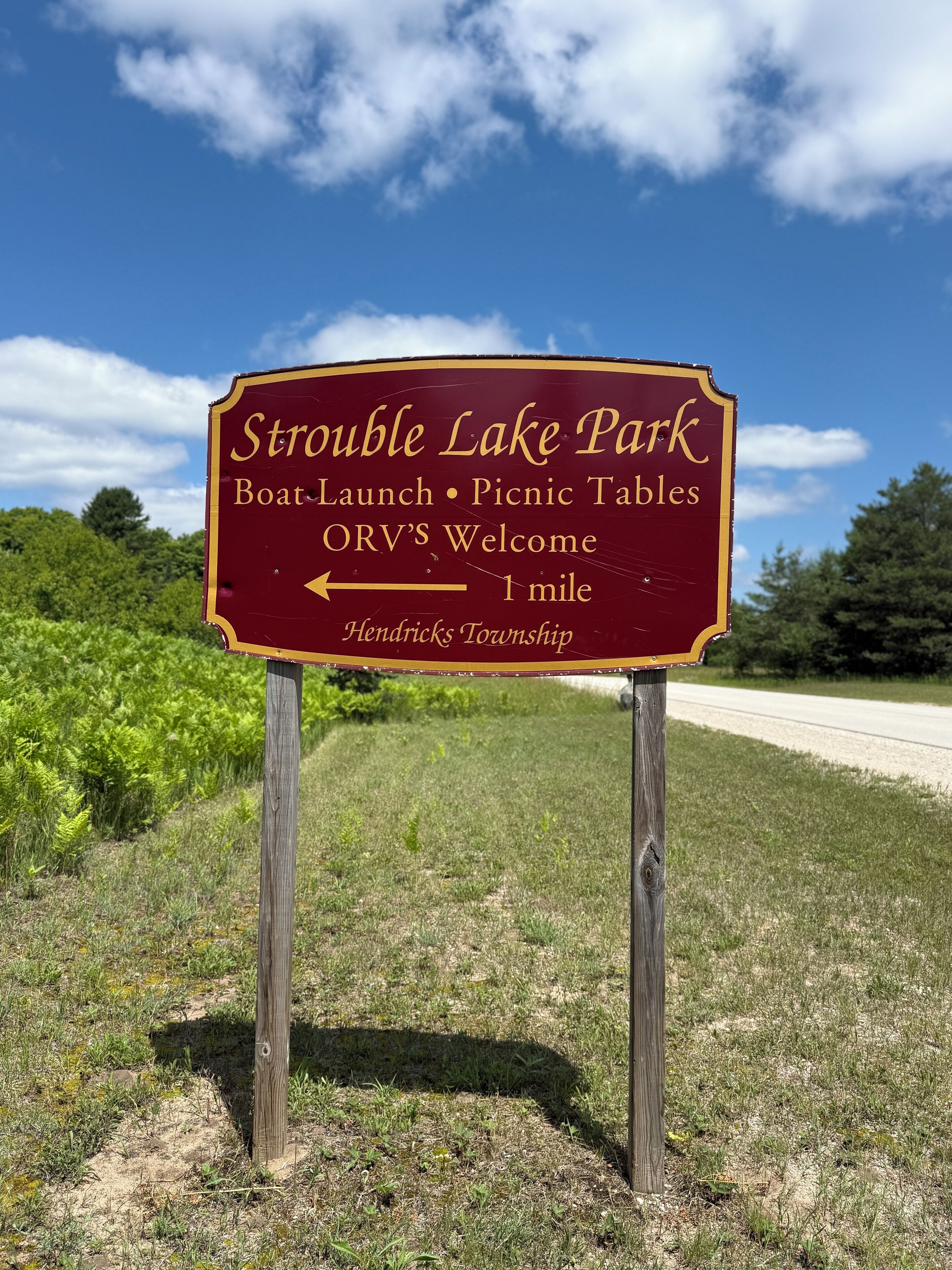 Opastekyltti, joka ohjaa kävijät Trouble Lake -puistoon, jossa on esimerkiksi veneenlaskupaikka ja piknikpöytiä.