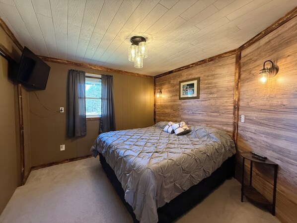 4 bedrooms, WiFi, bed sheets - Peaceful Rexton retreat on 20 acres, right next to snowmobile and ORV trails! (Naubinway)