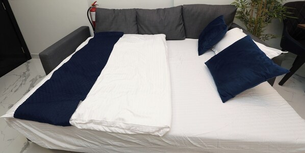 1 habitaci ón, tabla de planchar con plancha, wifi y ropa de cama 