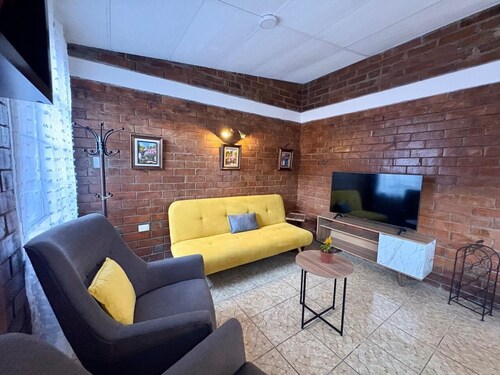 Cozy semi-detached apartment with patio, pet friendly. (Remote working)