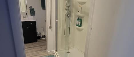 Douche, sèche-cheveux, serviettes fournies, savon