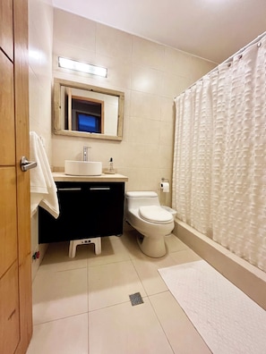 Bruser, hårtørrer, håndklæder