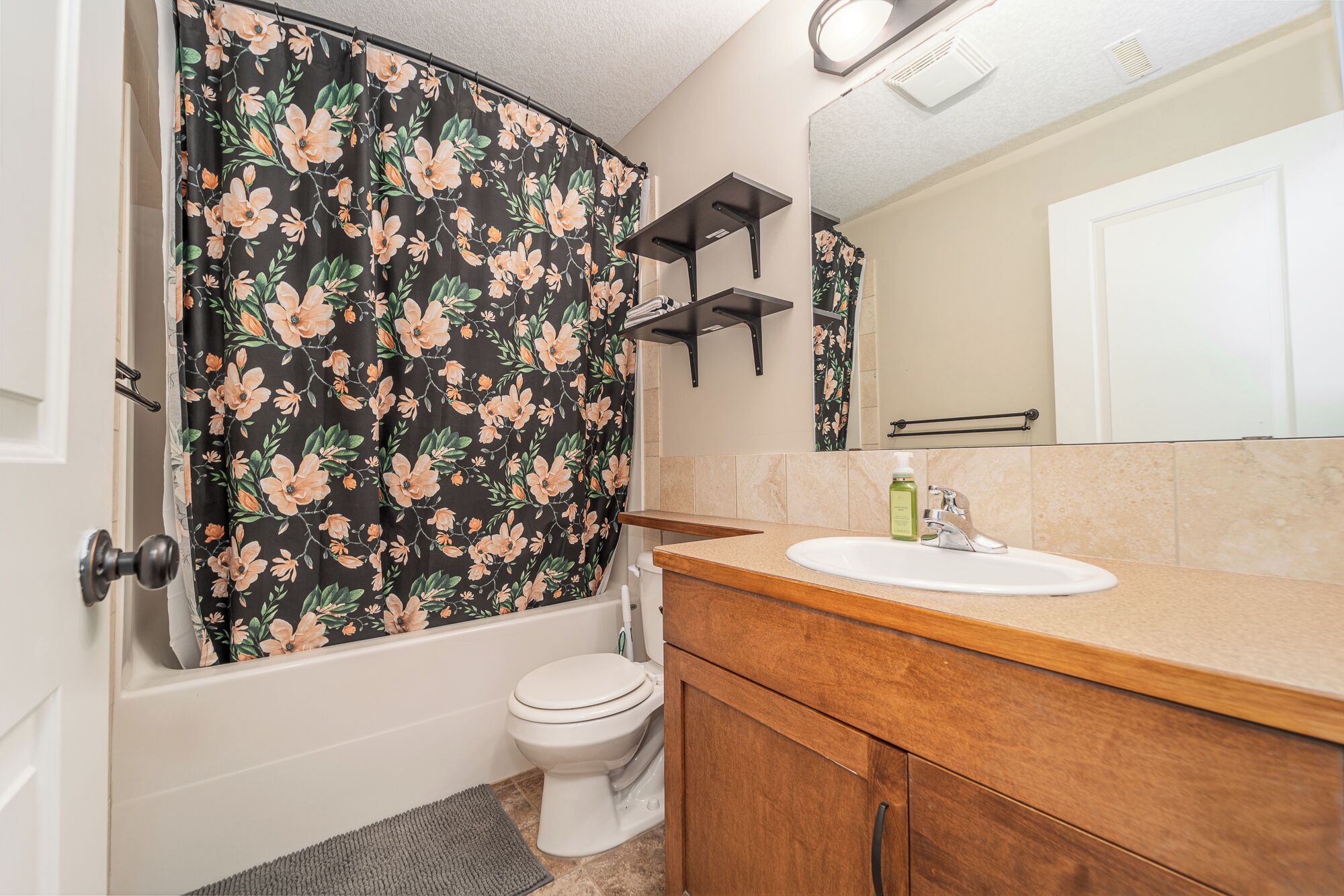 Hiustenkuivaaja, pyyhkeet, saippua, vessapaperi