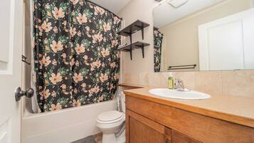 Hiustenkuivaaja, pyyhkeet, saippua, vessapaperi