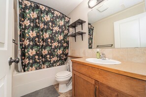 Haartrockner, Handtücher, Seife, Toilettenpapier