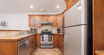 Entire unit to yourself. Internet and Netflix, full kitchen, linens and towels.