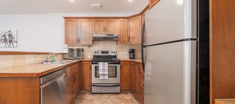 Entire unit to yourself. Internet and Netflix, full kitchen, linens and towels.