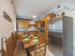 Réfrigérateur, four à micro-ondes, un four, lave-vaisselle