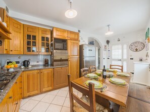 Kühlschrank, Mikrowelle, Ofen, Geschirrspüler