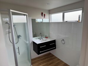 Douche, sèche-cheveux, serviettes fournies, savon