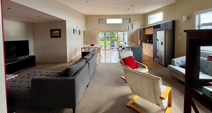 Private and Spacious House - 4 double Bedrooms, Private Spa