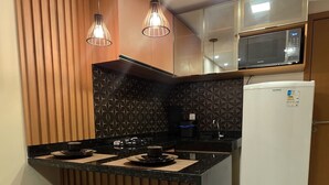 Leilighet – deluxe, bakgårdsutsikt | Eget kjøkken | Kjøleskap, mikrobølgeovn, kokeplater og kjøkkenutstyr