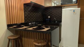 Deluxe Apartment, Courtyard View | Private kitchen | Fridge, microwave, stovetop, cookware/dishes/utensils