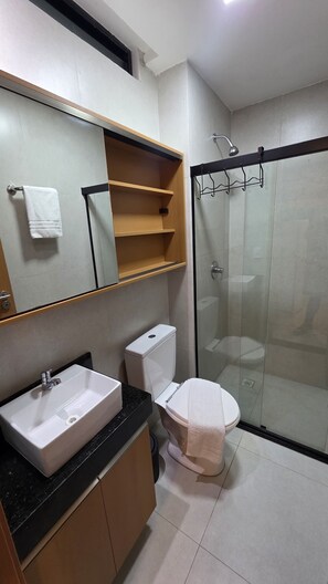 Deluxe Apartment, Courtyard View | Bathroom | Shower, towels, soap, toilet paper - Flat Piscina Privativa 04b Bela Vista LP (Ipojuca)