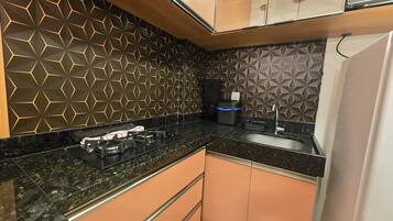 Deluxe-lejlighed - udsigt til gårdsplads | Privat køkken | Køleskab, mikrobølgeovn, kogeplade, køkkentøj/tallerkener/redskaber