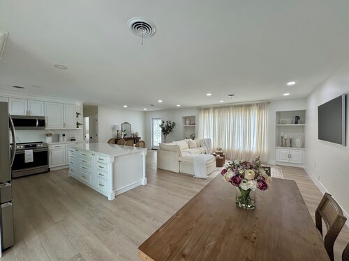 Charming 3-bedroom house with HEATED swimming-pool, WiFi in vibrant Miami