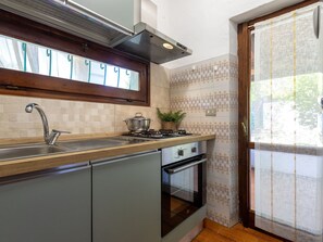 Fridge, oven, cookware/dishes/utensils