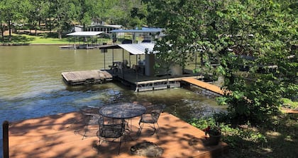 Cozy rustic lakefront cabin with AC and WiFi in charming Camdenton