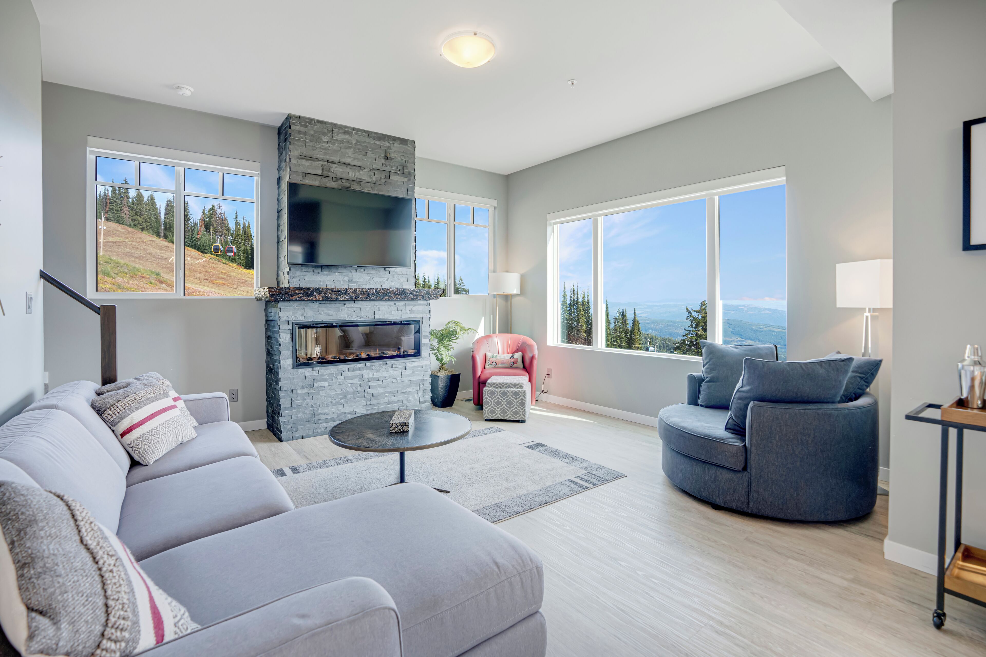 Una Smart TV, una chimenea