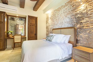 4 chambres, coffres-forts dans les chambres, fer et planche à repasser