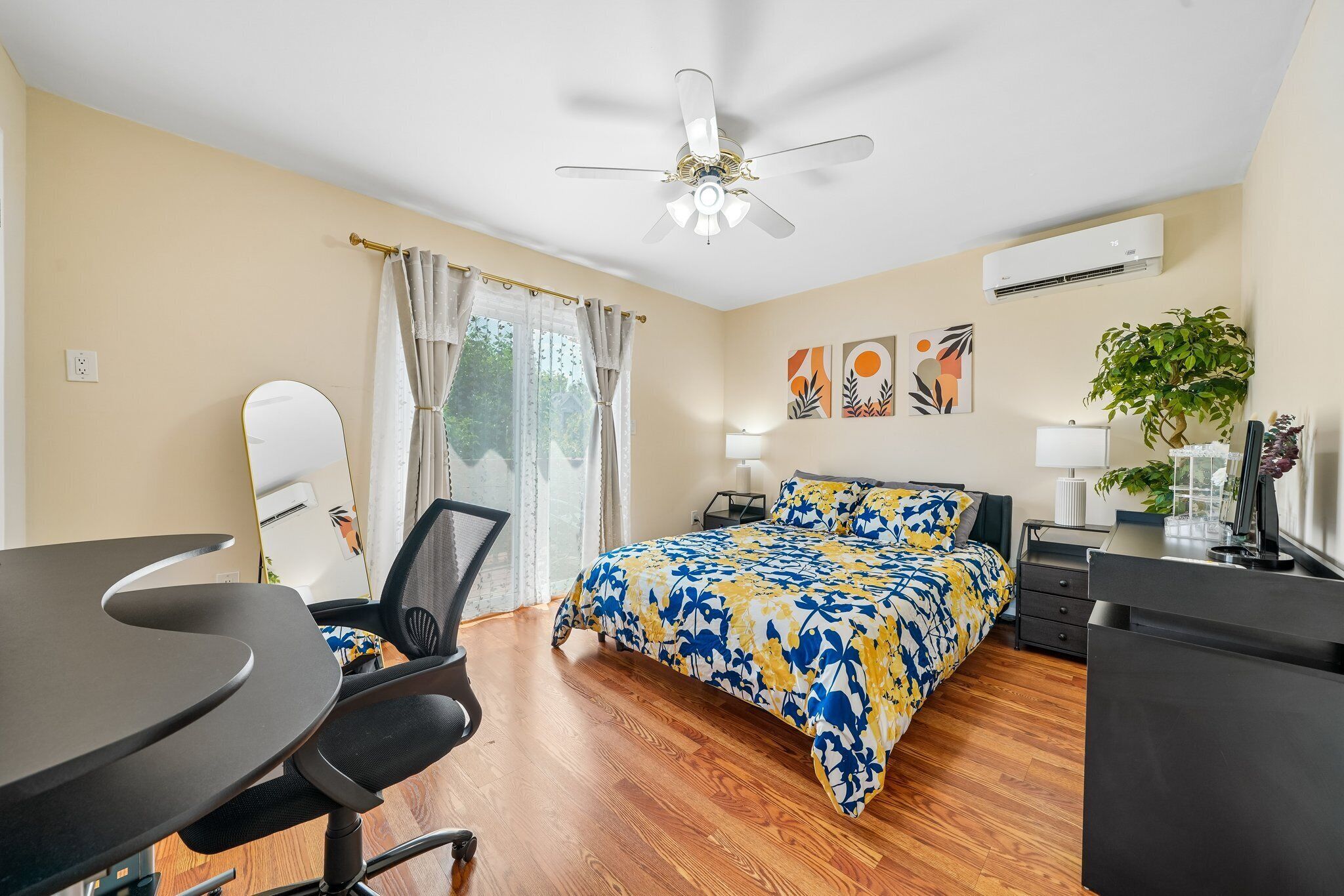 3 bedrooms, iron/ironing board, WiFi (free), bed sheets