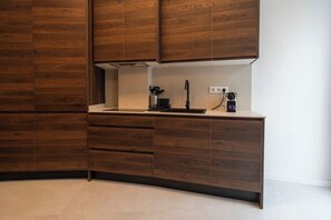 Refrigerador, microondas, lavavajillas y cafetera y tetera 