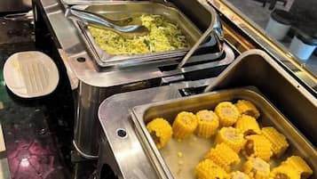 Daily buffet breakfast (CNY 50 per person)