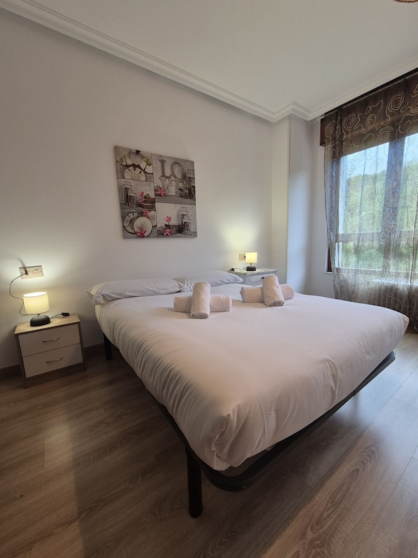 2 habitaciones, tabla de planchar con plancha y wifi gratis 