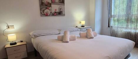 3 bedrooms, iron/ironing board, WiFi (free), bed sheets
