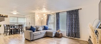 Cozy home with huge backyard and Jacuzzi near Children's/Anschutz and DIA/Denver