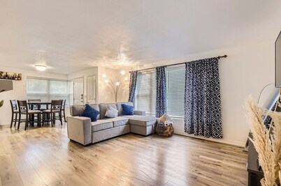 Cozy home with huge backyard and Jacuzzi near Children's/Anschutz and DIA/Denver