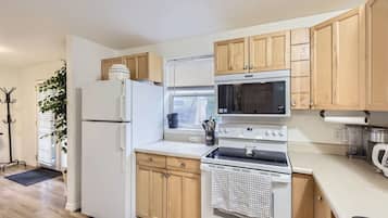 Frigorífic, microones, forn i placa de cuina